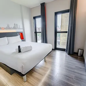 Easyhotel Barcelona Fira 2*, Hospitalet de Llobregat Spanyolország